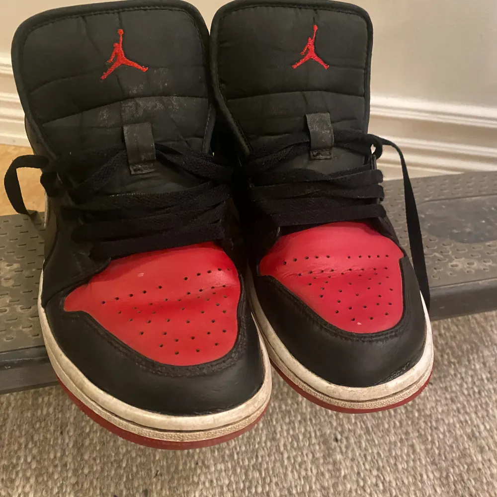 Hej säljer dessa Nike Jordan 1 low i 7/10 skick. De är i använt skick men är hela och håller absolut ett tag till säljes pga av att de är för små. Köpta på nikes hemsida för cirka ett år sedan. Hör av er vid funderingar 😊. Skor.