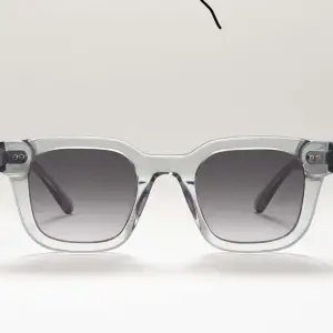 Tja, säljer ett par chimis 04 i färgen grå. Perfekta glasögon inför sommaren för schysst pris. Byte kan tänkas