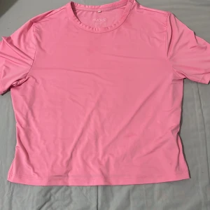 Hm  - Rosa gymset för sommaren the shit it's crop, det korta är medellångt. Bra för att springa till kort har inte någon ficka. Om du har några frågor är du välkommen att kontakta mig.