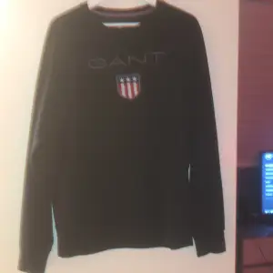 En Gant sweatshirt i storlek L mörkblåfärg, fick den inte för så länge sedan men använder inte den pågrund av att det inte är min stil (frakt ingår)