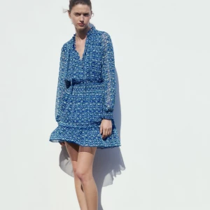 Zara klänning  - INTRESSEKOLL på min superfina zara klänning som aldrig är använd! funderar på att sälja då jag tycker den är lite kort på mih, kom för fler frågor 🩷(tycker storleken mer är som en xs)