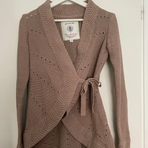 Kofta - En ljusbrun lång kofta med många detaljer från Bondelid i storlek xs🌟