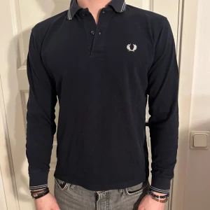 Mörkblå FRED PERRY Polotröja / Pikétröja - Stilren Mörkblå FRED PERRY Polotröja i utmärkt skick! Storlek S men passar även som M. Modellen är 182 cm och väger 75 kg. Pris går att diskuteras!