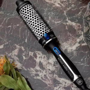 Björn Axén - Magic tool Brush - Säljer en stylingborste från Björn Axén,  38 mm. Använd men i bra skick. Pris kan diskuteras, hör av er vid eventuella frågor☺️