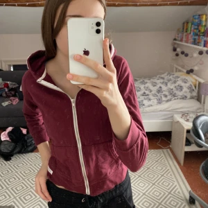Vinröd zip up hoodie  - Skön och snygg zip up hoodie som användes en gång. Lite korta ärmar men normal i storleken. Står storlek 150 men passar på XS.