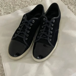Lanvin skor  - Ett par Mörkblåa lanvins storlek 44/45, sjävklart originala ! Storleken är 45 men passar 44. Vid funderingar kontakta gärna mig ! Liten defekt på skosnörena men syns ej då det är inuti skorna 