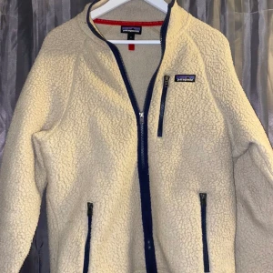 Patagonia fleece - Säljer nu min riktigt fina Patagonia fleece den är använd Max i 4 månader. Har tagit bort de röda flärparna som sitter på dragkedjorna. Den är i storlek m