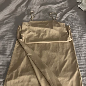 Tajt klänning m slits - Sjukt snygg tajt klänning med slits