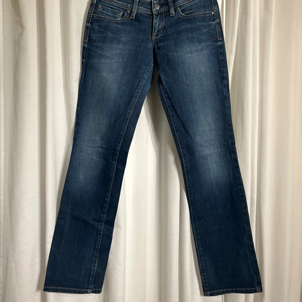 Säljer dessa raka jeans från big star storlek 27/34. Raka låg midjade  Innerbenslängden 82 Total längd 101 Midjemått 39. Jeans & Byxor.