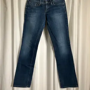 Säljer dessa raka jeans från big star storlek 27/34. Raka låg midjade  Innerbenslängden 82 Total längd 101 Midjemått 39