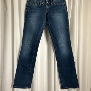 Big star straight jeans - Säljer dessa raka jeans från big star storlek 27/34. Raka låg midjade  Innerbenslängden 82 Total längd 101 Midjemått 39