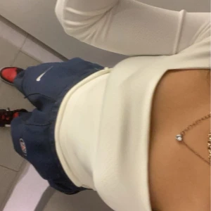 vitt tröja  - har knappast använt den den e i gott skick har inga fläckar eller skador 