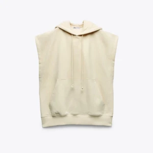 kortärmad hoodie - Skit snygg ljusgul kortärmad hoodie. Aldrig använd. Säljer för att den inte kommit till användning tyvärr.