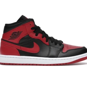 Röda Jordans Chicago  - De är i bra skick 9/10, andvända några gånger säljer dessa för de inte kommer till andvänding längre de har bara legat och dammat i garderoben, Kommer med lådan, Pris kan diskuteras. Skriv för fler bilder!💗💗