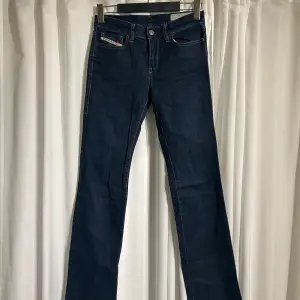 Säljer dessa snygga Levis jeans i storlek 27/32. Raka jeans