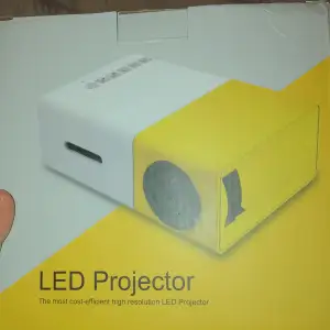 En LED projektor. I nytt skick .    Och en HDM också nytt skicka. YG300/EU mini portable LED projektor. 