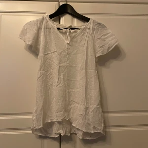 Vit blis - Vit blus från H&M Storlek L Liten i storlek 