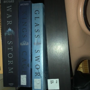 red queen series - red queen series.  Halla förutom den första Booken. Bra skick, framsidan är lite raserad men rösten är i perfekt skick. 