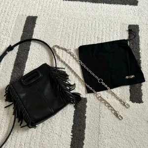 Maje väska  - Säljer min jätte söta Maje väska! Köpt för 2600kr och den kommer med guldkedjan, axelbandet, dustbag och äktebevis 🩷fint skick, ren insida, vi har putsat lädret, (se bilderna för klargöran ang skick) . Kan mötas i Stockholm eller frakta🩷 BYTEN=✅