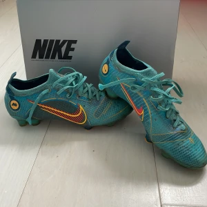 Nike mercurial vapor 14 elite FG blueprint - Fotbollsskor i mycket bra skick i storleken 40 (fast ganska små i storleken). Högsta modellen från Nike och köpta för ca 3000 kr. Utan håll och slitna ställen. Om inte denna storleken passar dig kolla gärna på mitt konto. Kontakta vid fundering.