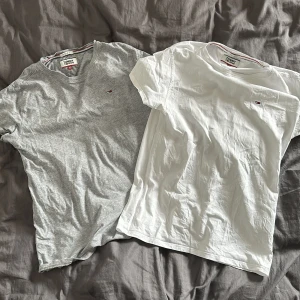 Tommy Hilfiger t-shirts  - Säljer dessa i ett pack för 129kr då de ej passar mig längre. Storleken på båda t-shirts är XS. Tröjorna är använda med är i bra skick! 