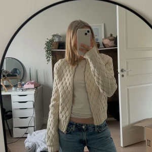 stickad kofta  - jättefin beige/cremevit stickad ”kofta” med dragkedja. fungerar nog även som en lite tunnare jacka då den är rätt tjock. den är i bra skick. köpt second hand så vet varken märke eller storlek men skulle gissa på xs-s