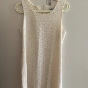 Perfekt klänning till studenten!  - Fin vit spetsklänning! Köpt second hand men i otroligt bra skick. Ser nästintill oanvänd ut. På lappen står det ”randiga rutan” storlek L. Jag skulle dock säga att klänningen snarare passar en storlek M🙌🤗🫶🏼💜