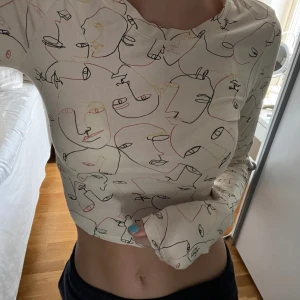 topp - cool långärmad topp från monki i storlek S