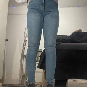 Blåa jeans från Gina i modellen Molly Strl. XS Knappt använda