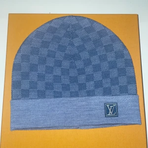 Louis vuitton mössa blå - Fint skick
