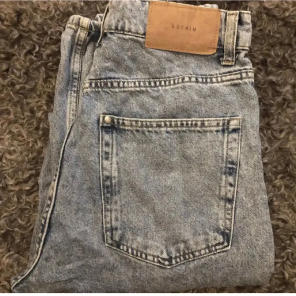 Loose, straight, high waist jeans med hål och slitningar. Stel 36, är tillräckligt lång för mig (175cm för referens). Endast använda ett fåtal gånger så därför är de i nyskick. . Jeans & Byxor.