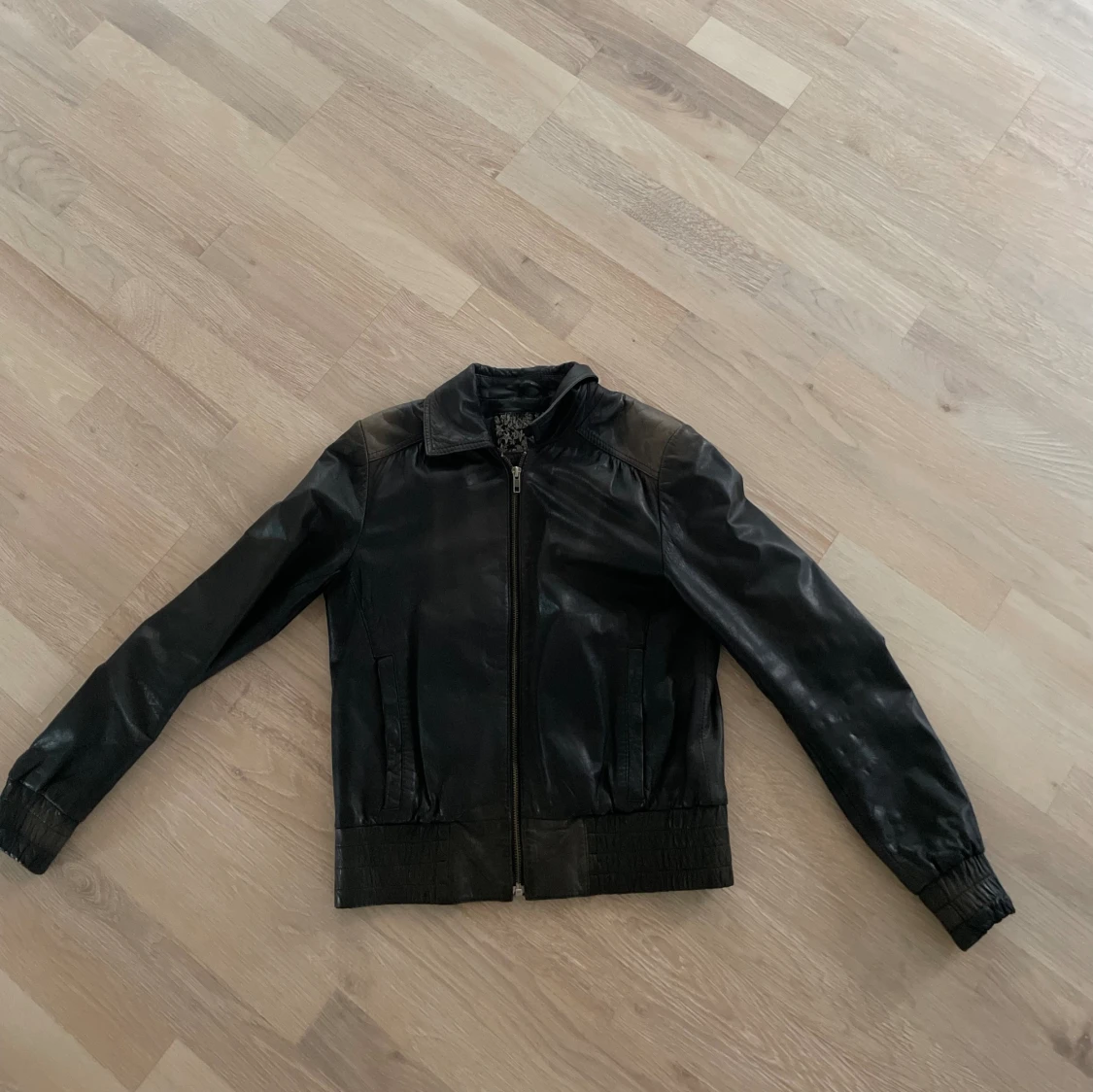 Mörkbrun/svart skinnjacka - 91