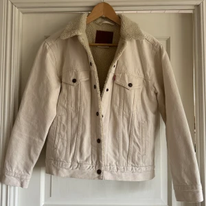 Levis jeans jacka  - Vit Levis jeansjacka med foder i.  Jätte fint skick! Funkar för både dam, herr och unisex