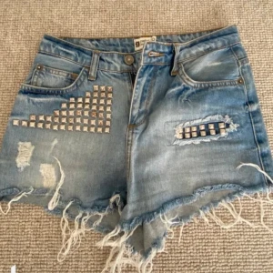 Jeansshorts - Jeansshorts från gina tricot i ljusblå. Bra skick