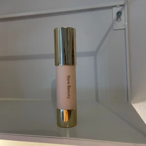 Rare beauty warm wishes bronzer: happy sol - Rare beauty Warm wishes effortless bronzer i färgen happy sol  Har bara provat den några gånger, fel färg för mig.  