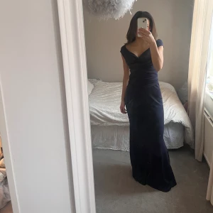 Balklänning  - Jättefin balklänning använd endast 1 gång, inga defekter.( får be om ursäkt för smutsig spegel)  Skriv för fler bilder! Nypris 999 på bubbleroom men säljer den för 750. Pris kan diskuteras! Klänningen går ner till golvet på mig som är ca 170.