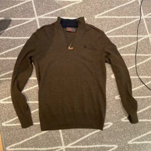 Morris half zip - Säljer nu min jävligt sköna Morris half zip. Gjord i merinoull. Den skriker inte Grisch eller laidback utan det är en jävligt skön blandning av bägge 2.🤙🤙