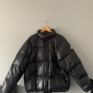 Moncler grenoble jacka - Riktigt stilig Moncler dunjacka | sällan använd och mycket bra skick, inga defekter i storlek 3 | ÄKTENSKAP KAN BEVISAS | Mitt pris: 5500kr | Se modell på tag |