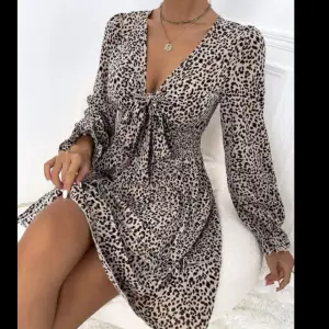 Jätte fin sommar klänning i leopard mönster med rosett knytband fram ressår i midjan och volanger i armarna och ner till, helt ny 