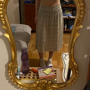 midi kjol - Prickig kjol som kommer till lite mer än mina vader (165cm är jag). 