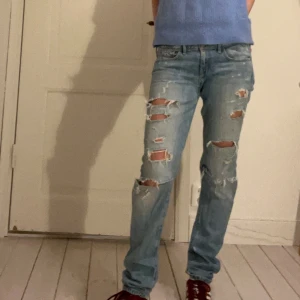 Lågmidjade hollister jeans - Sjukt coola och snygga hollister jeans i bra skick! 