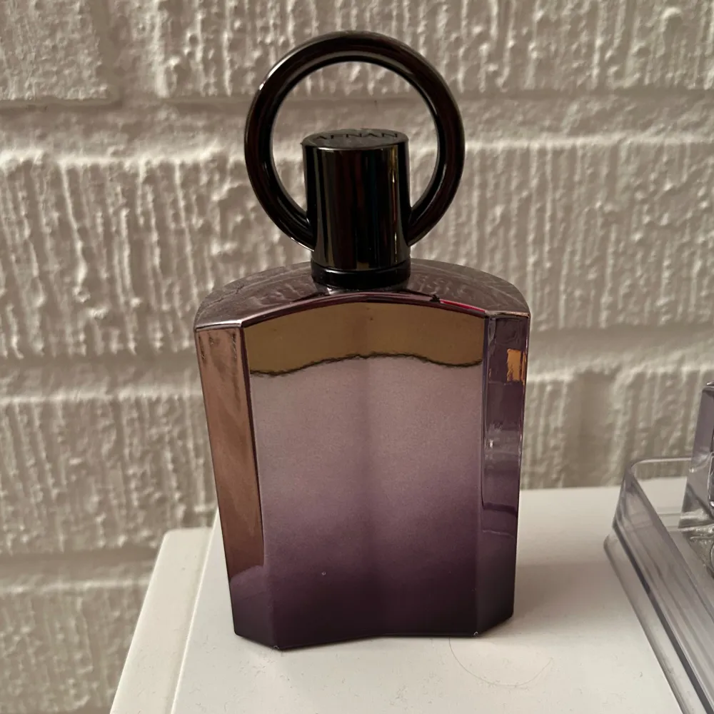 Säljer denna Hacivat/Aventus parfym perfekt nu för våren och sommer men funkar när som helst. Uppskattar minst 95 av 100 ml kvar. Övrigt.