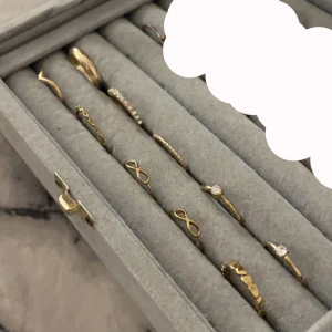 Ringar - Säljer superfina ringar ifrån pilgrim som är justerbara och i guld🤍dom är helt nya och används ej, orginalpris: ca 250kr st, säljer för 70kr/st billigare vid köp av flera men pris kan diskuteras 🤍