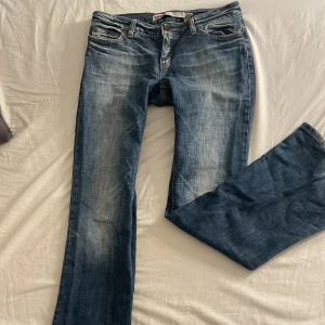 Lågmidjade bootcut - Hej jag säljer mina lågmidhade bootcut jeans i stl 34 då dom ej passar längre passar även storlek 36!