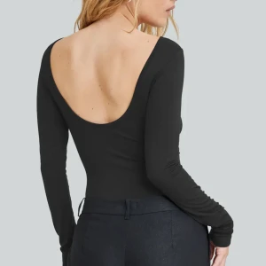 Tröja med öppen rygg!! - SUPERFIN tröja från Bikbok, med öppen rygg och långa ärmar, aldrig använd💋!!