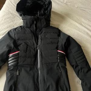 8848 Altitude skidjacka & skidbyxa - Essener jacket black strl 40, 2200kr Randy pants black strl 42, 2000kr Använda 5 dagar!