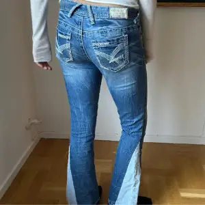 Säljer dessa snygga lågmidjade jeans med cool bakfickor❤️ midjemått ca 81cm, innerbenslängd ca 75cm, jeansen är sydda nertill så att de är bootcut😍