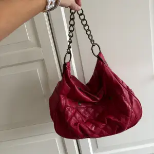 Röd liten handväska i använt skick, köp via köp nu💓