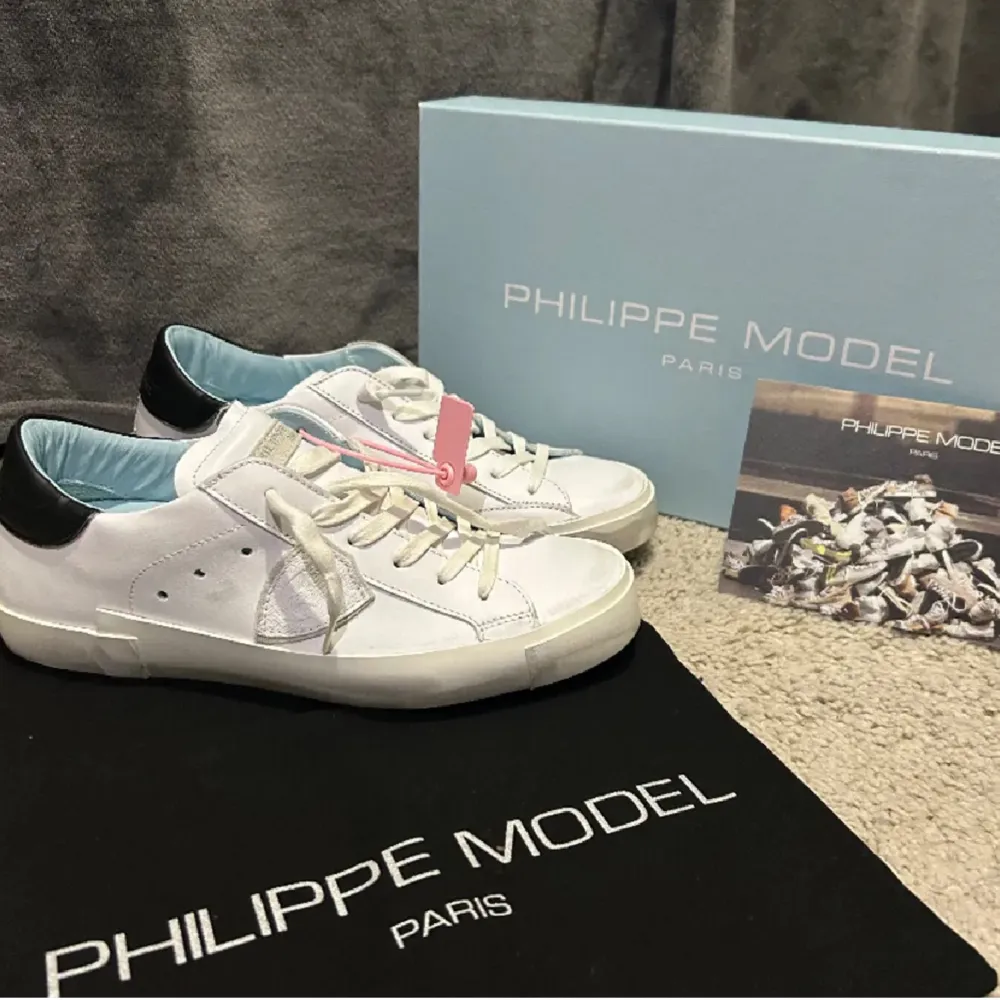 Säljer ett par riktigt feta Philippe model skor. Skorna är helt nya i toppenskick 10/10. Allt ingår box,dustbag osv. Det finns kvitto. Storlek 38 men passar ungefär 0,5 storlek större. Skriv vid frågor eller bilder.. Skor.