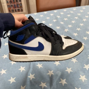 Blå jordan 1  - Säljer mina Jordans för ja köpt nya skor och de inte längre kmr till användning. Bra skick även om de är flitigt använde. Priset kan diskuteras 💕